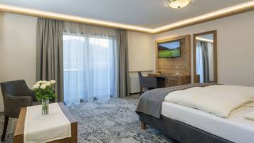 Standard-Doppelzimmer, Balkon, Bergblick | Pillowtop-Betten, Zimmersafe, Verdunkelungsvorhänge