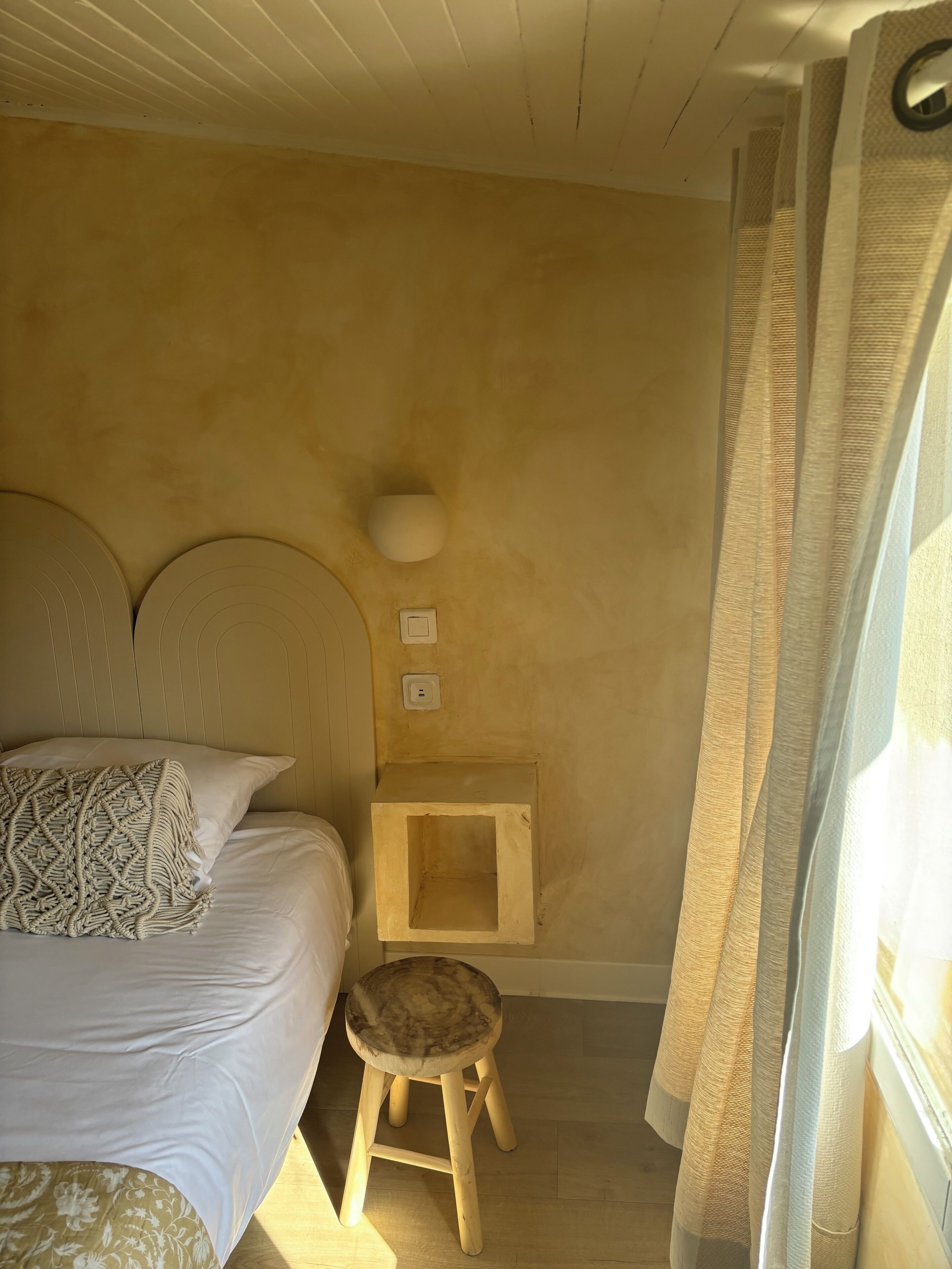 غرفة مريحة - سرير مزدوج - منظر للحديقة | أغطية فراش متميزة وأسرّة سليكت كومفورت ومكتب وستائر تعتيم