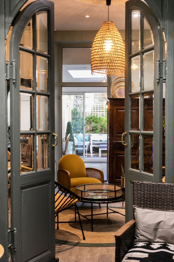 Een 27-inch lcd-televisie met satellietzenders en televisie