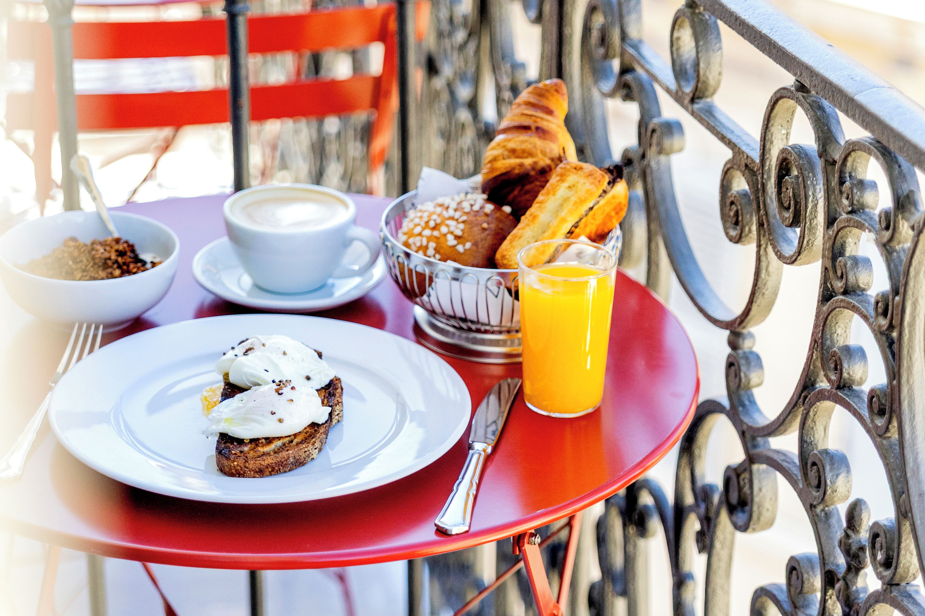 Daily full breakfast (EUR 18 per person)