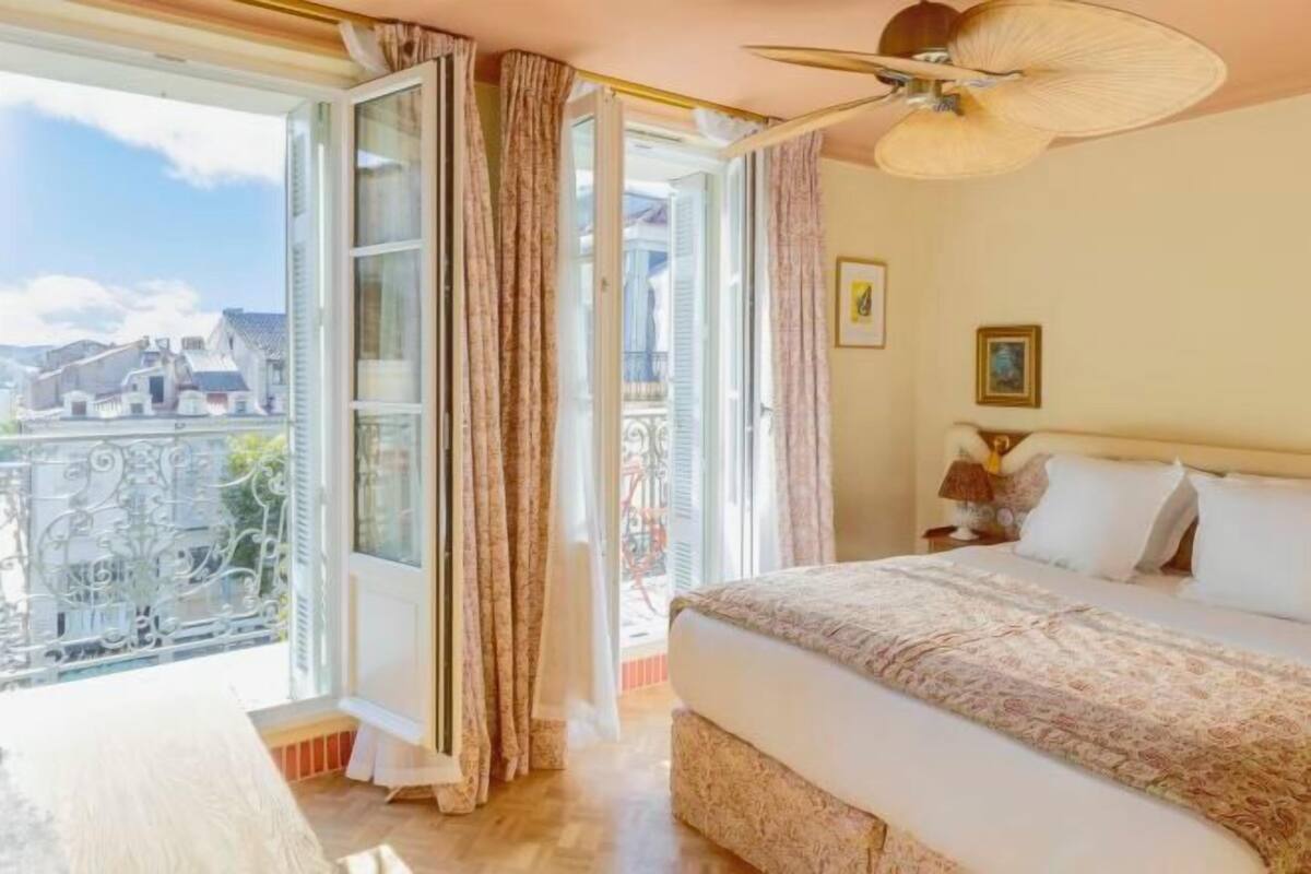 2 bedrooms, premium bedding, in-room safe, individually furnished