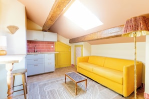 Junior Suite Mansardée | Cuisine privée | Bouilloire électrique, chaise haute