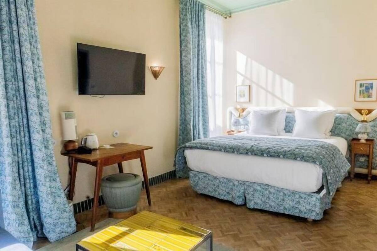 2 bedrooms, premium bedding, in-room safe, individually furnished