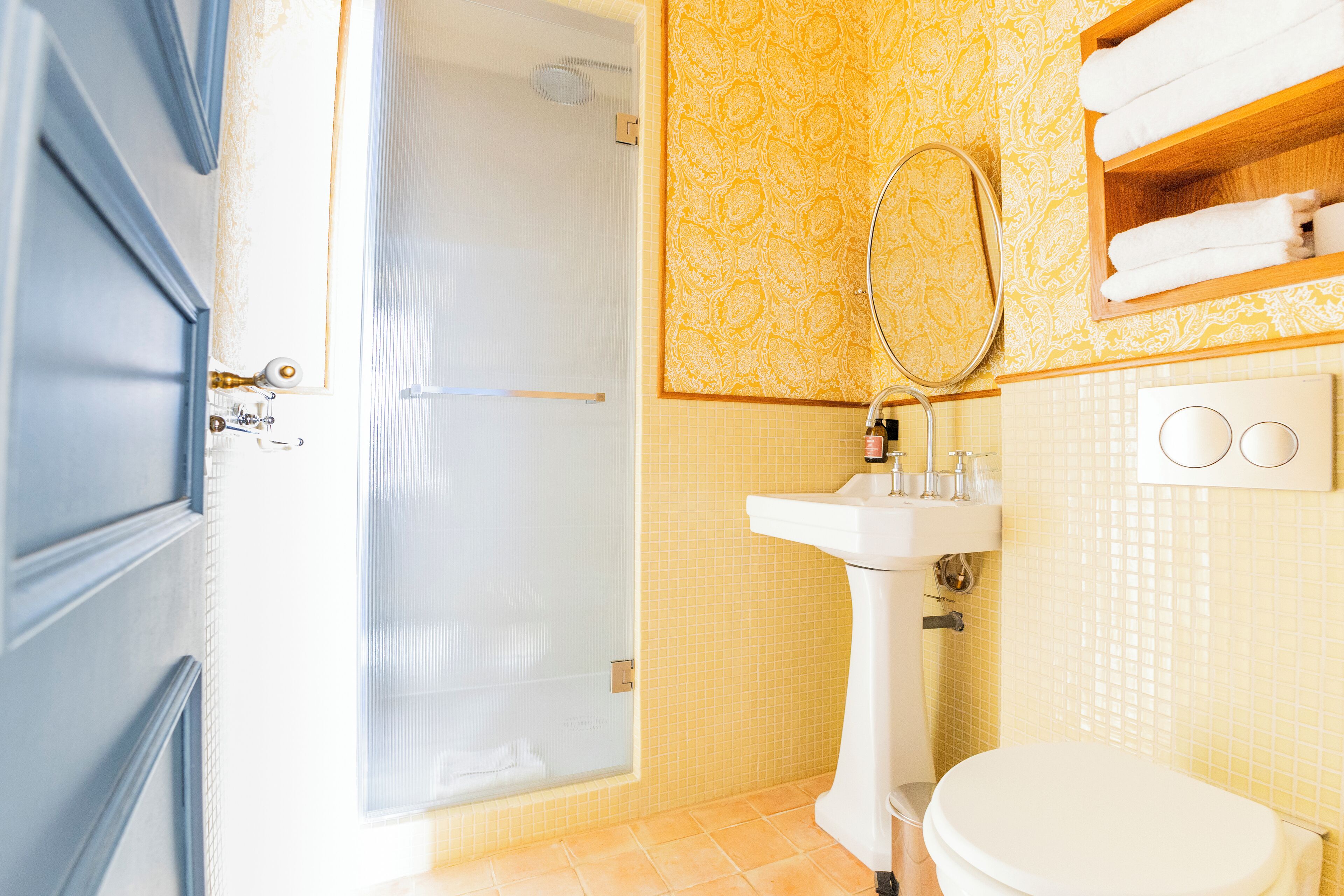 Un baño con ducha, lavamanos e inodoro.