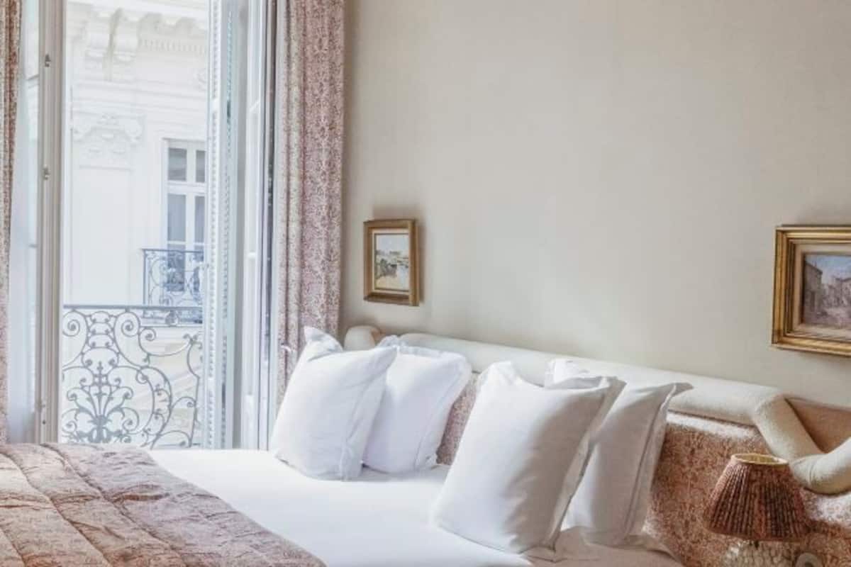 Premium bedding, in-room safe, individually furnished, desk