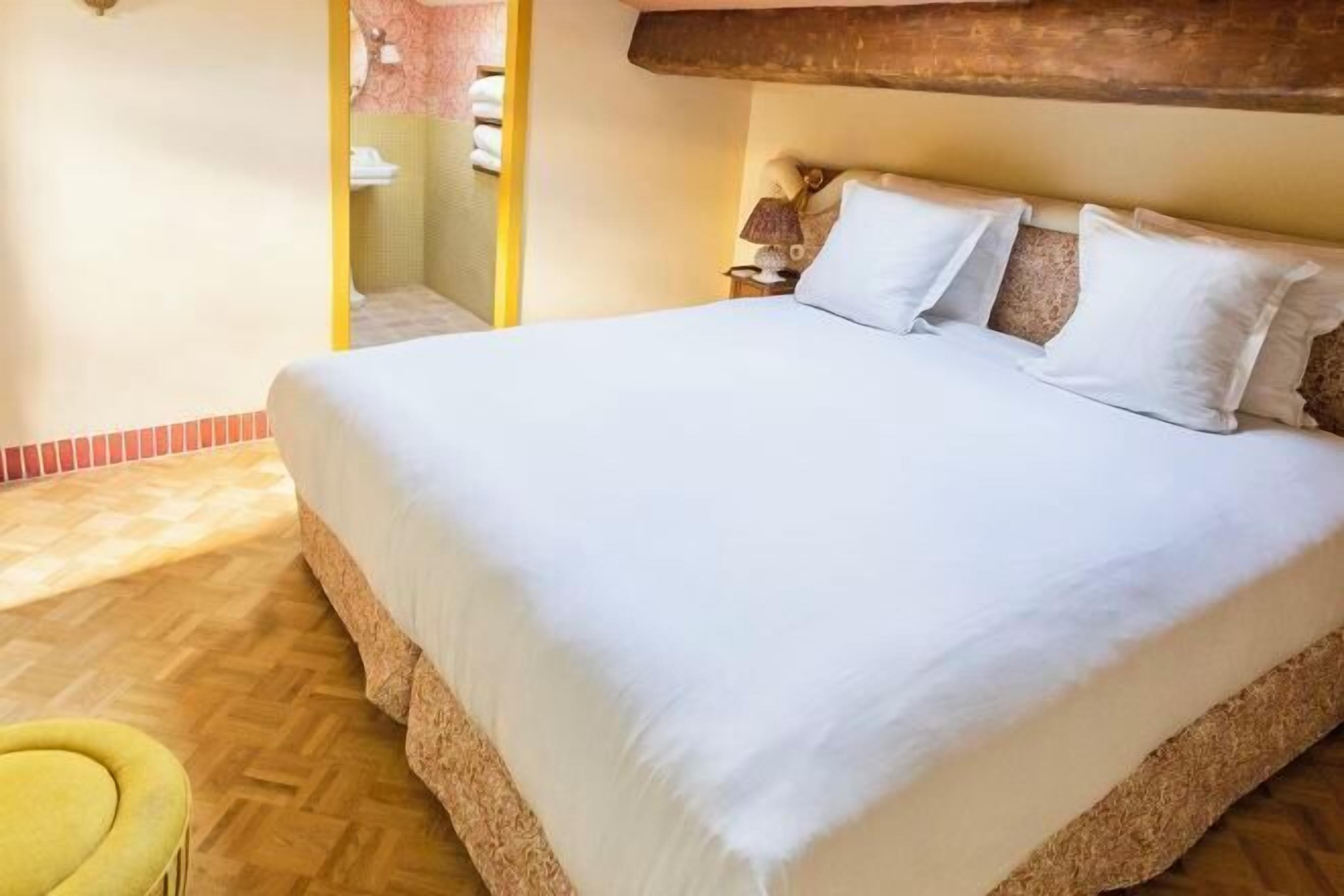 Hochwertige Bettwaren, Zimmersafe, individuell eingerichtet