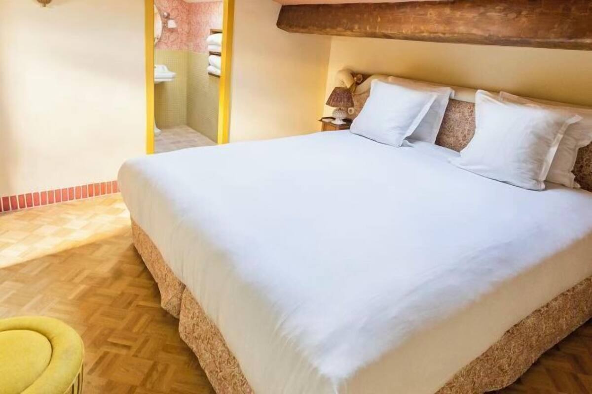 2 bedrooms, premium bedding, in-room safe, individually furnished