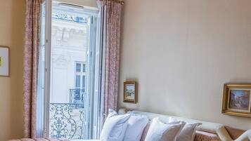 Chambre supérieure | Salle de bain | Douche, articles de toilette (gratuits), séchoir à cheveux