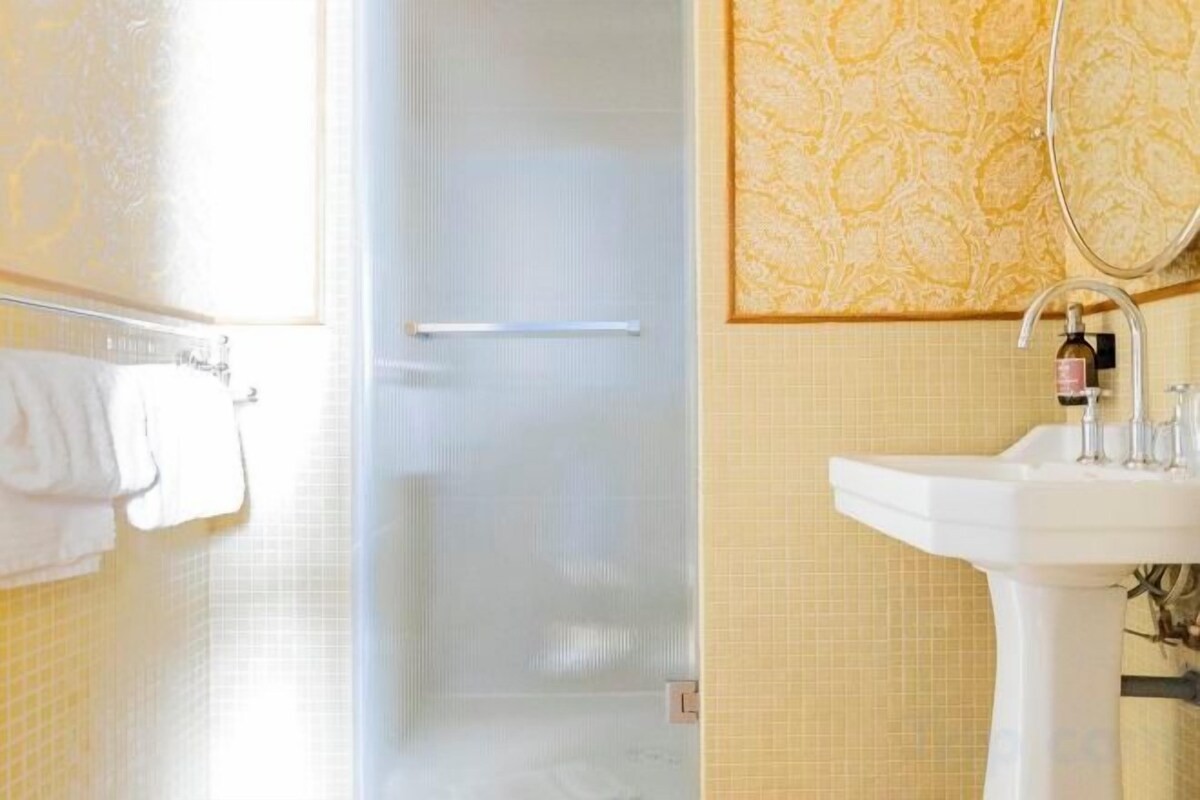 Baño | Ducha, artículos de higiene personal gratuitos y secador de pelo