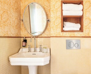 Douche, articles de toilette gratuits, sĂšche-cheveux