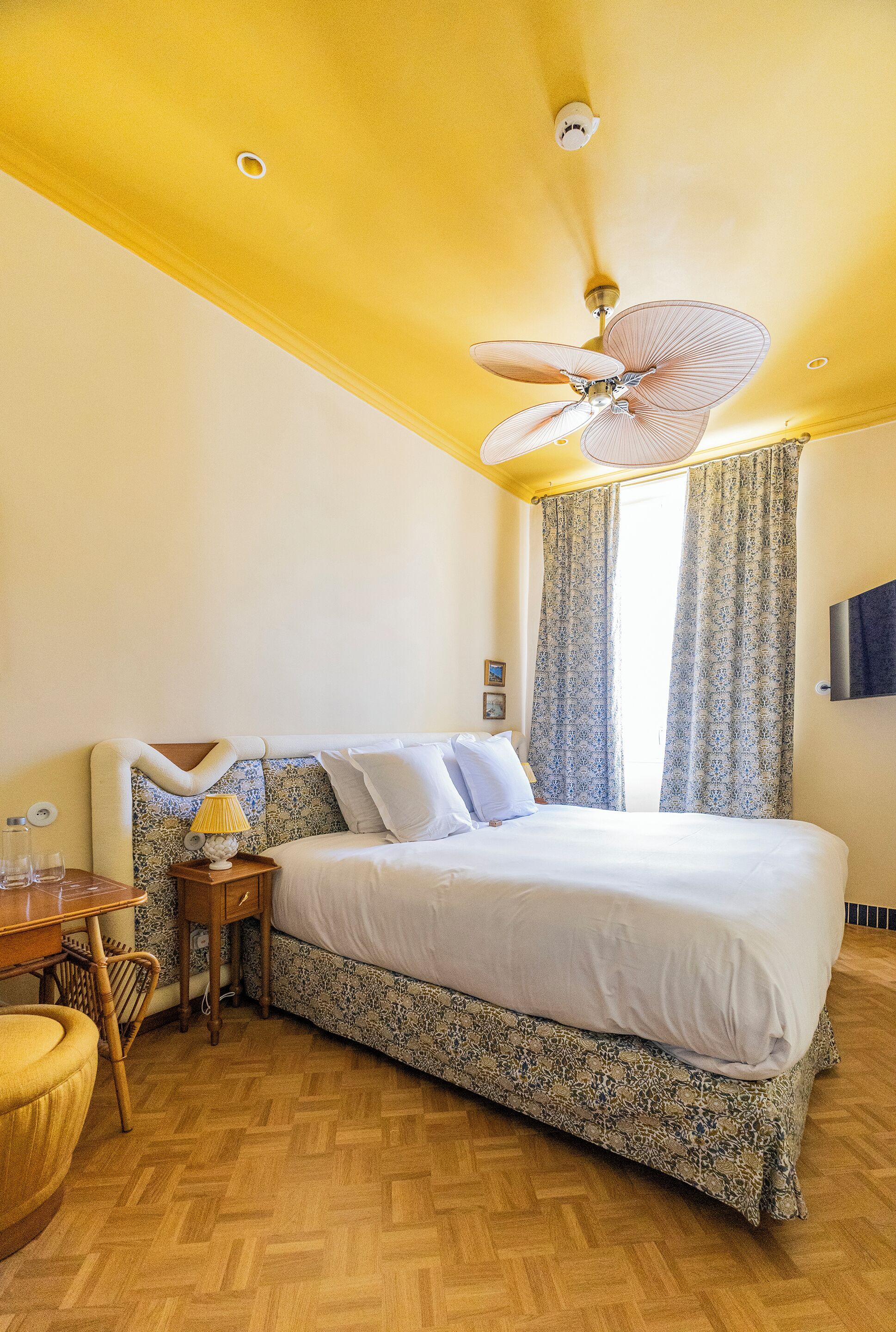 컴포트룸 | 고급 침구, 객실 내 금고, 각각 다르게 가구 비치, 책상