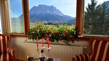 Habitación doble (Zugspitze) | Área de sala de estar | Televisión de pantalla plana