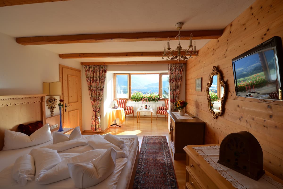 double room (zugspitze) | 1 bedroom, premium bedding, in-room safe, desk