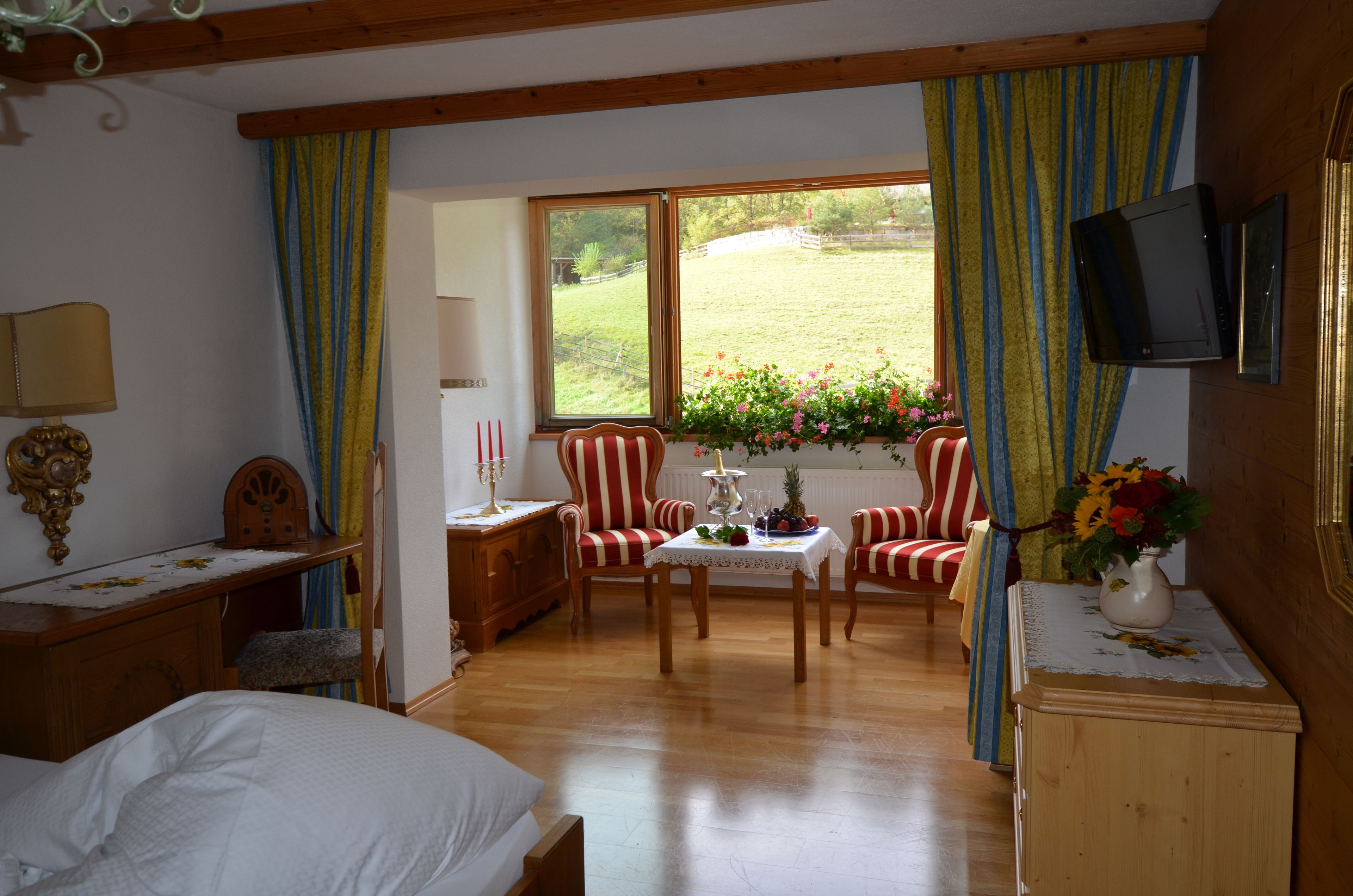 double room (grubigstein) | living area | flat-screen tv