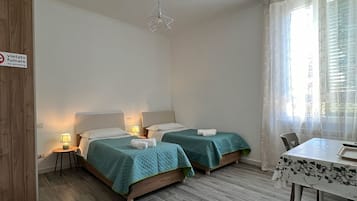 Dreibettzimmer, eigenes Bad | Italienische Bettbezüge von Frette, hochwertige Bettwaren, Schreibtisch