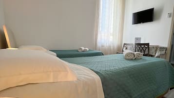 Camera tripla, bagno privato | Lenzuola Frette, biancheria da letto di alta qualità, una scrivania