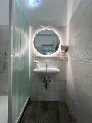 Triple Room, Private Bathroom | Bathroom | Free toiletries, hair dryer, towels - Rifugio San Francesco (Rome)