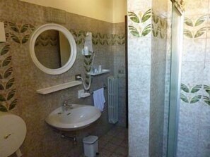 Ducha, secador de pelo, toallas