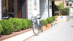 Una bicicleta estacionada en una acera junto a un edificio con un cartel que dice "P. COCINO".