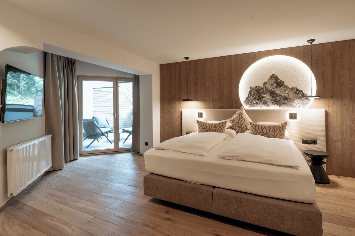 Superior Suite, Mountain View | Premium bedding, in-room safe, desk, laptop workspace