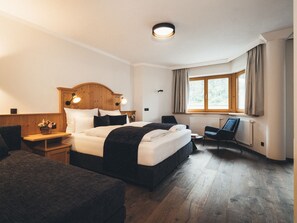 Junior Suite, Bathtub, Mountain View (Vogelnest) | Premium bedding, in-room safe, desk, laptop workspace - Hotel Tirolerhof (Tux)