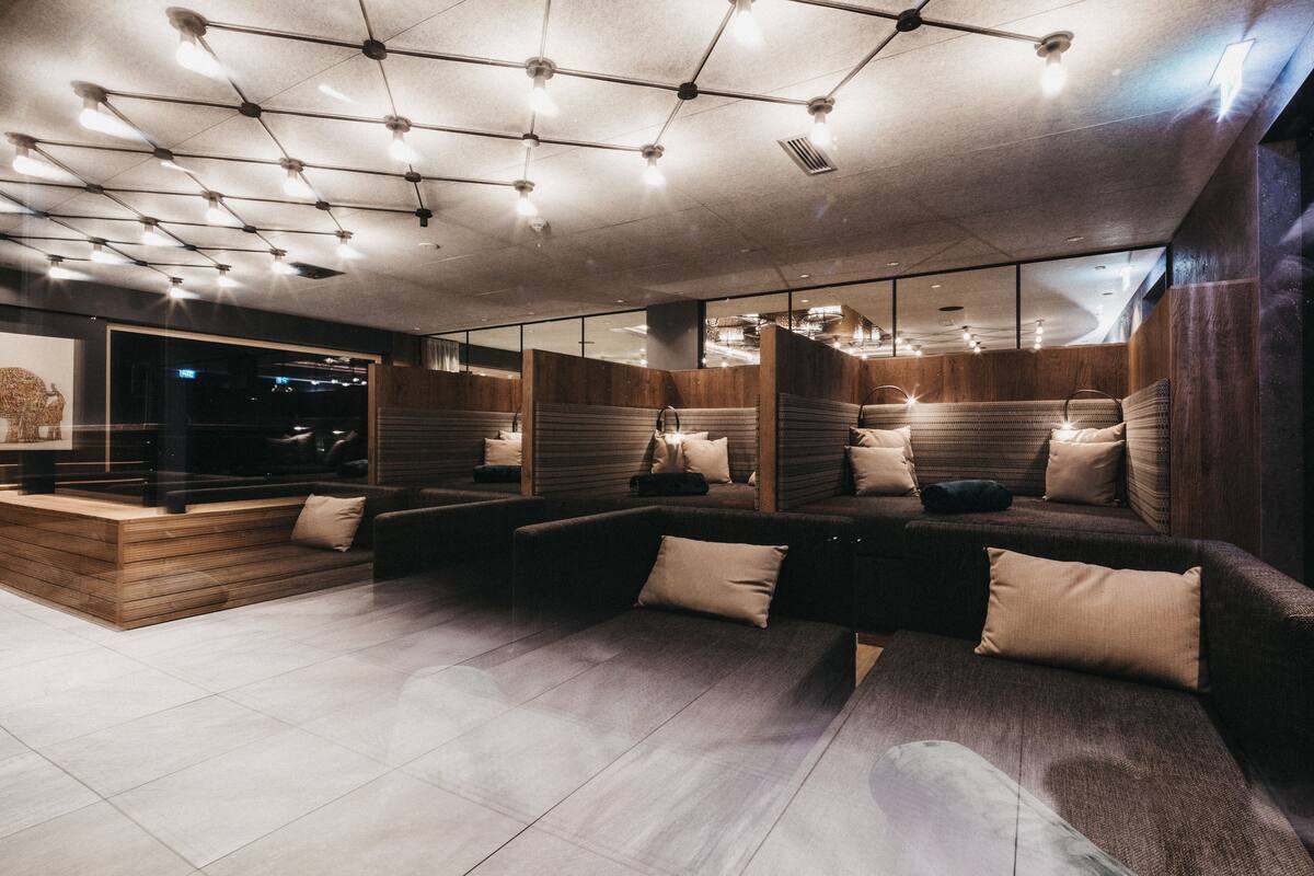 sauna, hot tub, steam room, swedish massages, thai massages