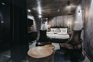 Juniorsuite Retro | 高档床上用品、客房内保险箱、办公桌、笔记本电脑工作区