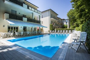Piscine extérieure, parasols de plage, chaises longues