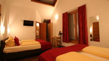 Chambre Triple | Coffres-forts dans les chambres, lits bébé (gratuits), Wi-Fi