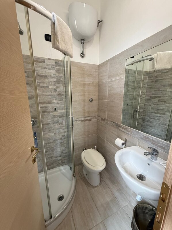 Douche, articles de toilette gratuits, sèche-cheveux