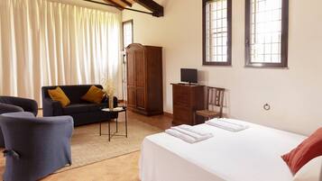 Superior Studio, 1 Katil Kelamin (Double), Kitchen, Ground Floor | Langsir/tirai gelap terus, katil bayi/kot (surcaj), cadar katil