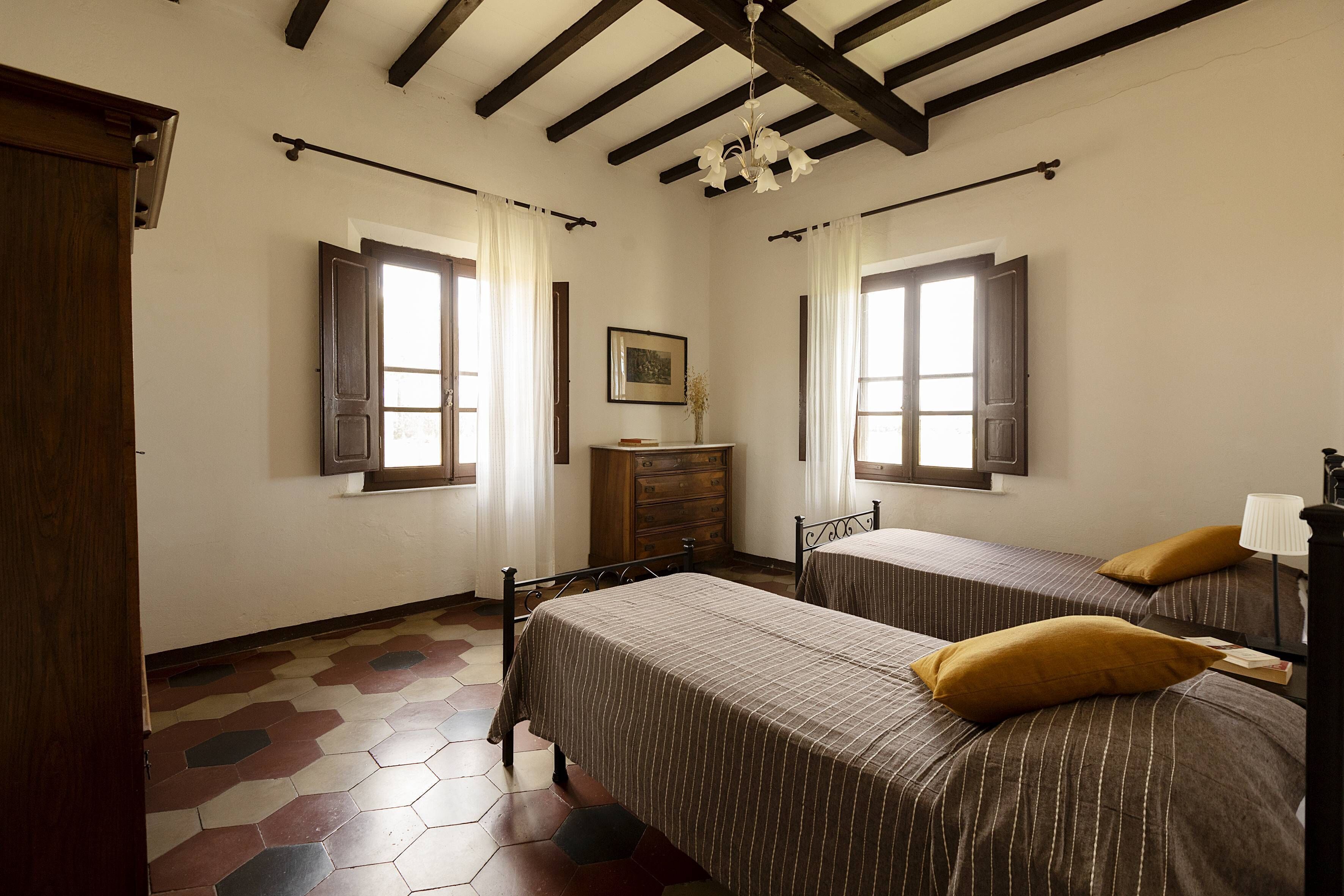 Classic Condo, 2 Bedrooms, Fireplace, Courtyard View | Interior detail