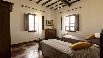 Classic Condo, 2 Bedrooms, Fireplace, Courtyard View | Interior detail