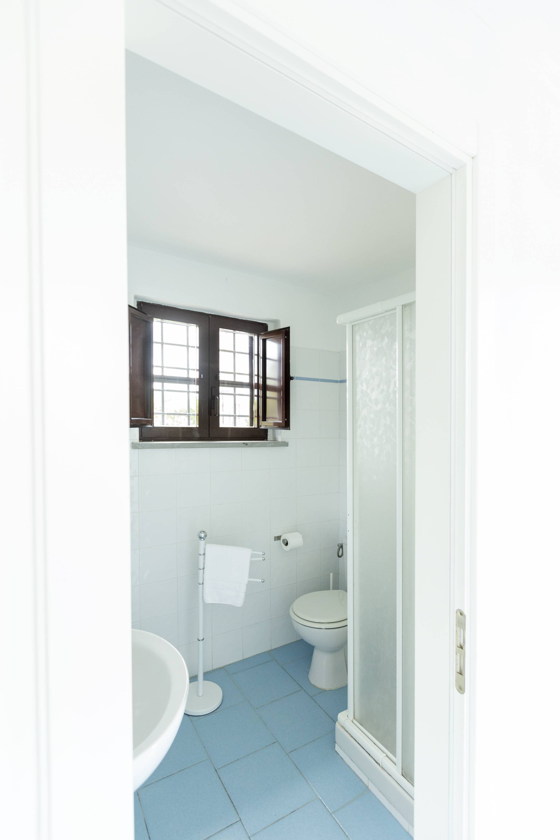 Sèche-cheveux, serviettes fournies, papier toilette