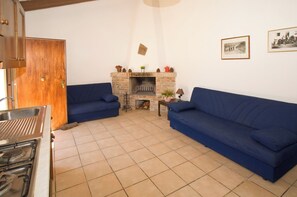 Superior Cottage, Air conditioning, Garden View | Living area | 18-inch flat-screen TV with digital channels - Agriturismo Quercesecca - Nature & Relax  (Grosseto)