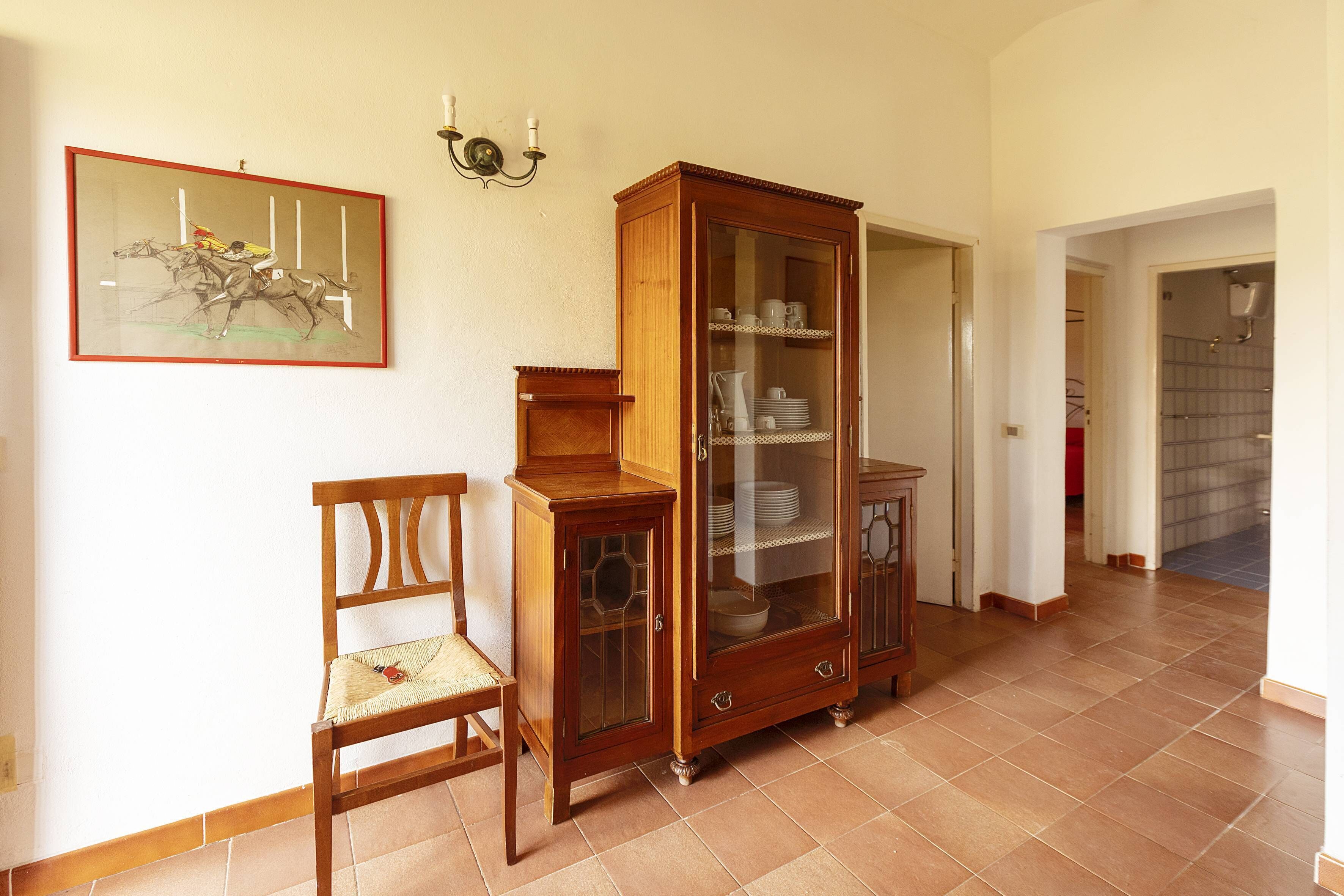 Klassiek appartement, 3 slaapkamers, 2 badkamers, uitzicht op tuin | Woonruimte | Een 18-inch flatscreentelevisie met digitale zenders