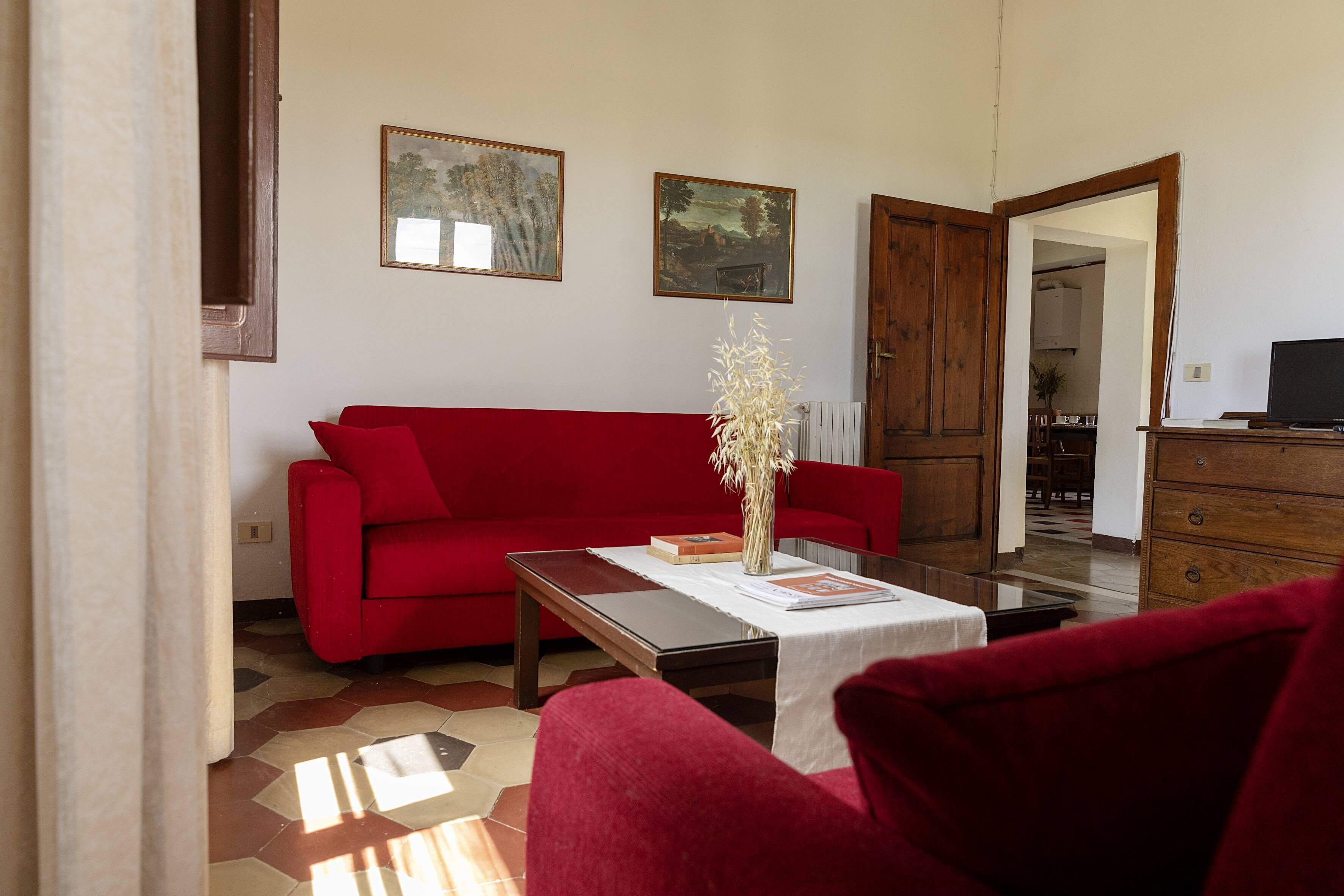 Appartamento Classic, 2 camere da letto, caminetto, vista cortile | Area soggiorno | TV a schermo piatto 18 pollici con canali digitali