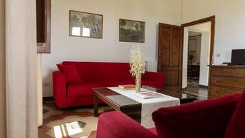 Appartamento Classic, 2 camere da letto, caminetto, vista cortile | Area soggiorno | TV a schermo piatto 18 pollici con canali digitali