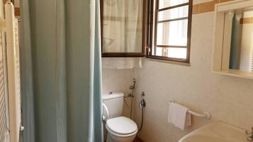 Quarto casal standard, 1 cama de casal, vista para o jardim, no piso térreo | Banheiro | Secador de cabelo, toalhas de banho, papel higiênico
