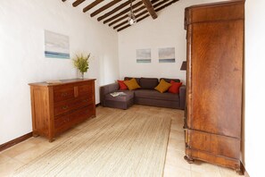 Classic-Apartment, 1 Schlafzimmer, Kochnische, Gartenblick (Podere Umberto C) | Wohnbereich | 18-Zoll-Flachbildfernseher mit Digitalempfang