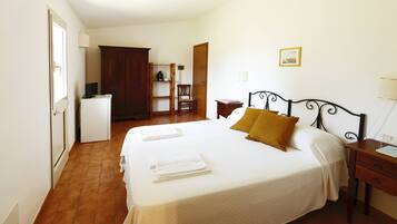 Quarto casal clássico, varanda, vista para o jardim (Podere Umberto H) | Cortinas blackout, berços (sobretaxa), roupa de cama