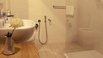 Classic-Apartment, 1 Schlafzimmer, Kochnische, Gartenblick (Podere Umberto C) | Badezimmer | Haartrockner, Handtücher, Toilettenpapier
