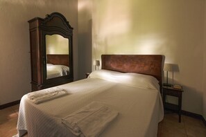 Classic-Apartment, 1 Schlafzimmer, Kochnische, Gartenblick (Podere Umberto C) | Verdunkelungsvorhänge, Babybetten, Bettwäsche