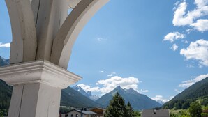 A view of a mountain landscape with buildings in the foreground. - Hotel Garni Hubertus (Fulpmes)
