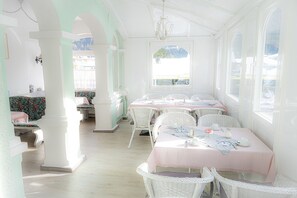 Petit déjeuner buffet servi tous les jours en supplément