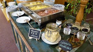朝食 (ビュッフェ)、毎日提供 (無料)