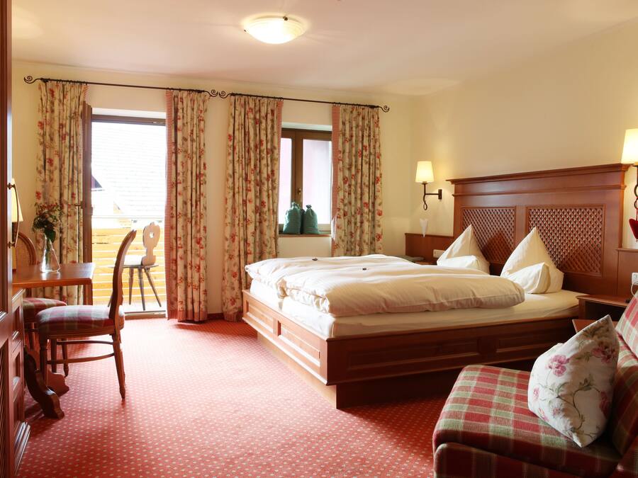 Premium bedding, individually decorated, individually furnished, desk