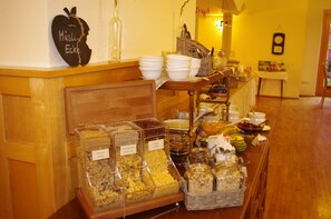 Free daily buffet breakfast  - Die Lilie - Hotel Garni (Hoefen)
