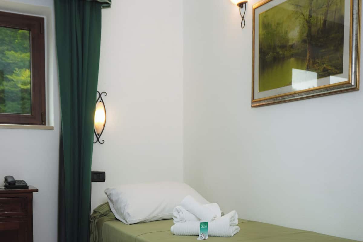 Chambre simple Standard | Coffre-fort, rideaux dâobscurcissement, accĂšs au Wi-Fi (inclus)