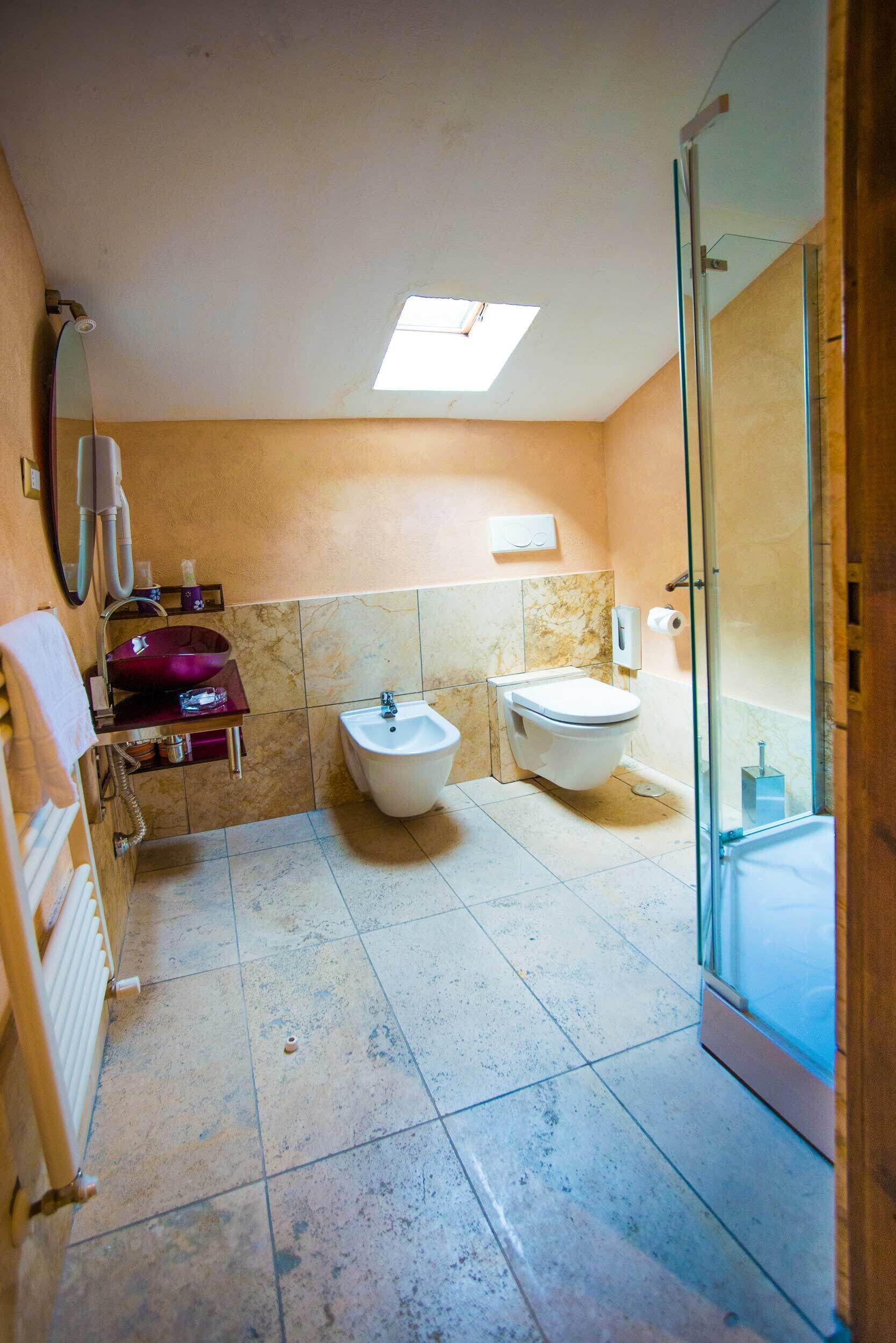 chalet il cristallo - camera ametista | bathroom | shower, hair dryer, bidet, towels